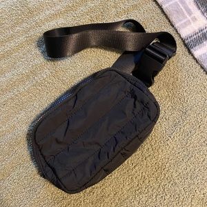 NWOT never used Gap black puffer belt bag